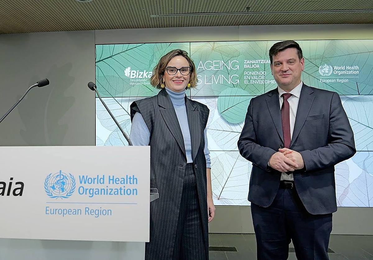 La diputada general, Elixabete Etxanobe, y el dirigente de la OMS en Europa, Pablo Zapata, ayer en Bilbao.