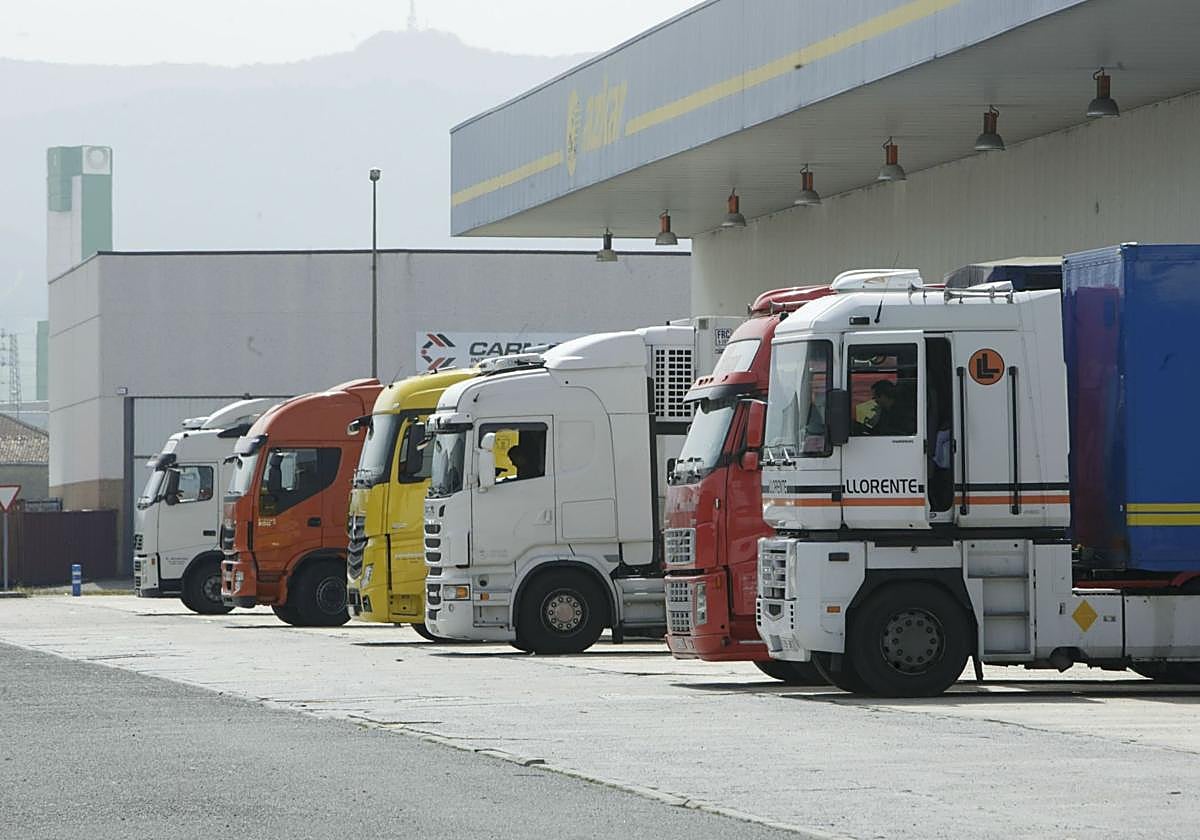 Tráilers estacionados en el polígono industrial de Júndiz de Vitoria.