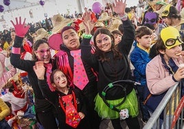 Miles de escolares celebran los carnavales.