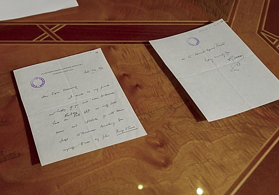 Carta de H. G. Wells remitida a Miguel de Unamuno, en la que le invita a cenar en su casa y a ver una película en el Theater Leicester Square.