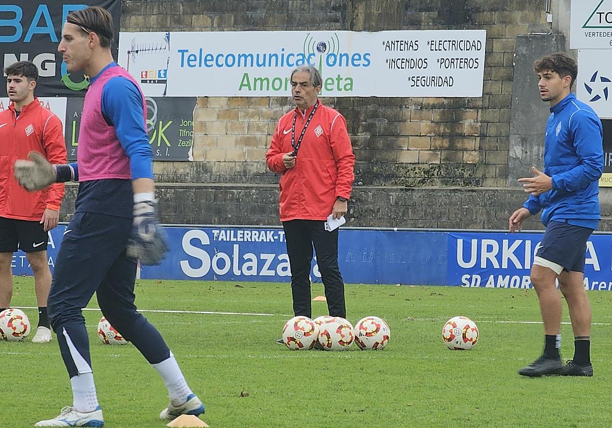 Natxo González instruye a los suyos durante un entrnamiento en Urritxe.