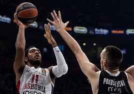 Trent Forrest intenta una entrada a canasta.