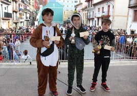 De izquierda a derecha, Oliver, Luka y Gorka posan con su trofeo.
