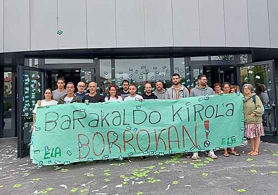 Monitores y socorristas subcontratados, junto a algún usuario, en las puertas de Lasesarre en una concentración anterior.