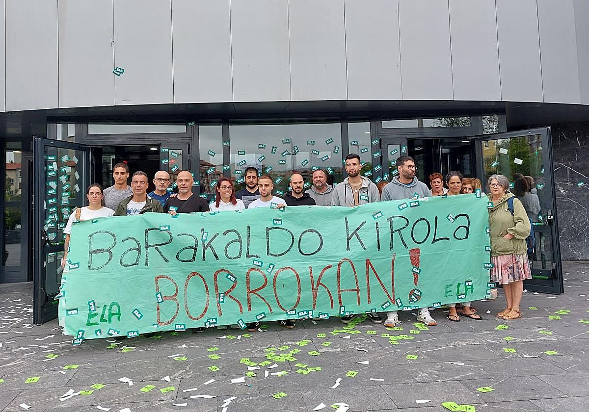 Monitores y socorristas subcontratados, junto a algún usuario, en las puertas de Lasesarre en una concentración anterior.