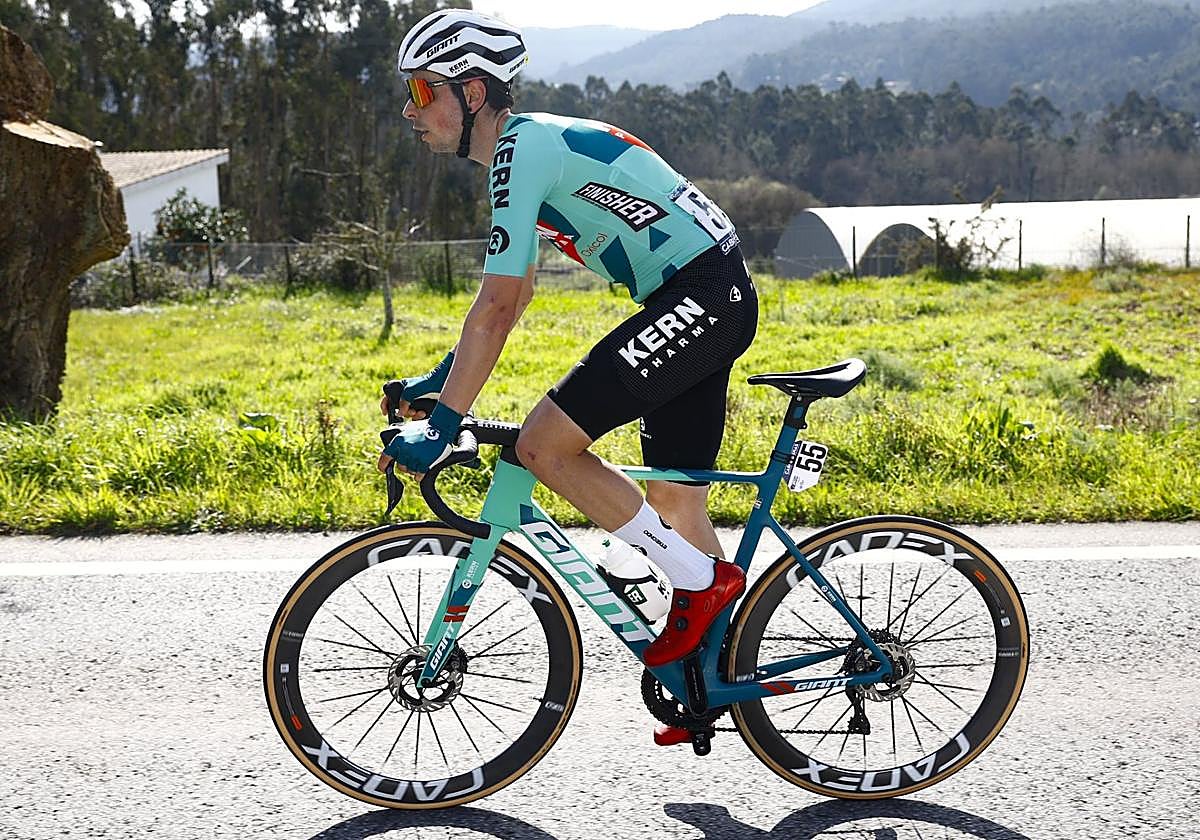 El vitoriano Ibon Ruiz se rompe la clavícula y una costilla en una caída en O Gran Camiño