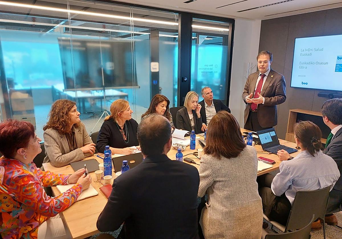 El consejero de Salud y su equipo se ha reunido este viernes con los responsables de los institutos de investigación de Euskadi.