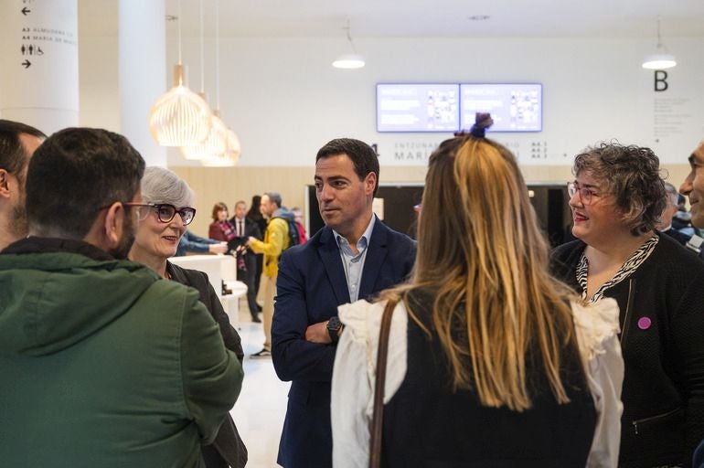 El lehendakari, Imanol Pradales, junto a Miren Elgarresta, directora de Emakunde, durante la jornada desarrollada en Vitoria.