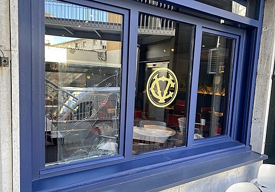 El ladrón rompió el cristal de la izquierda para colarse en el bar.