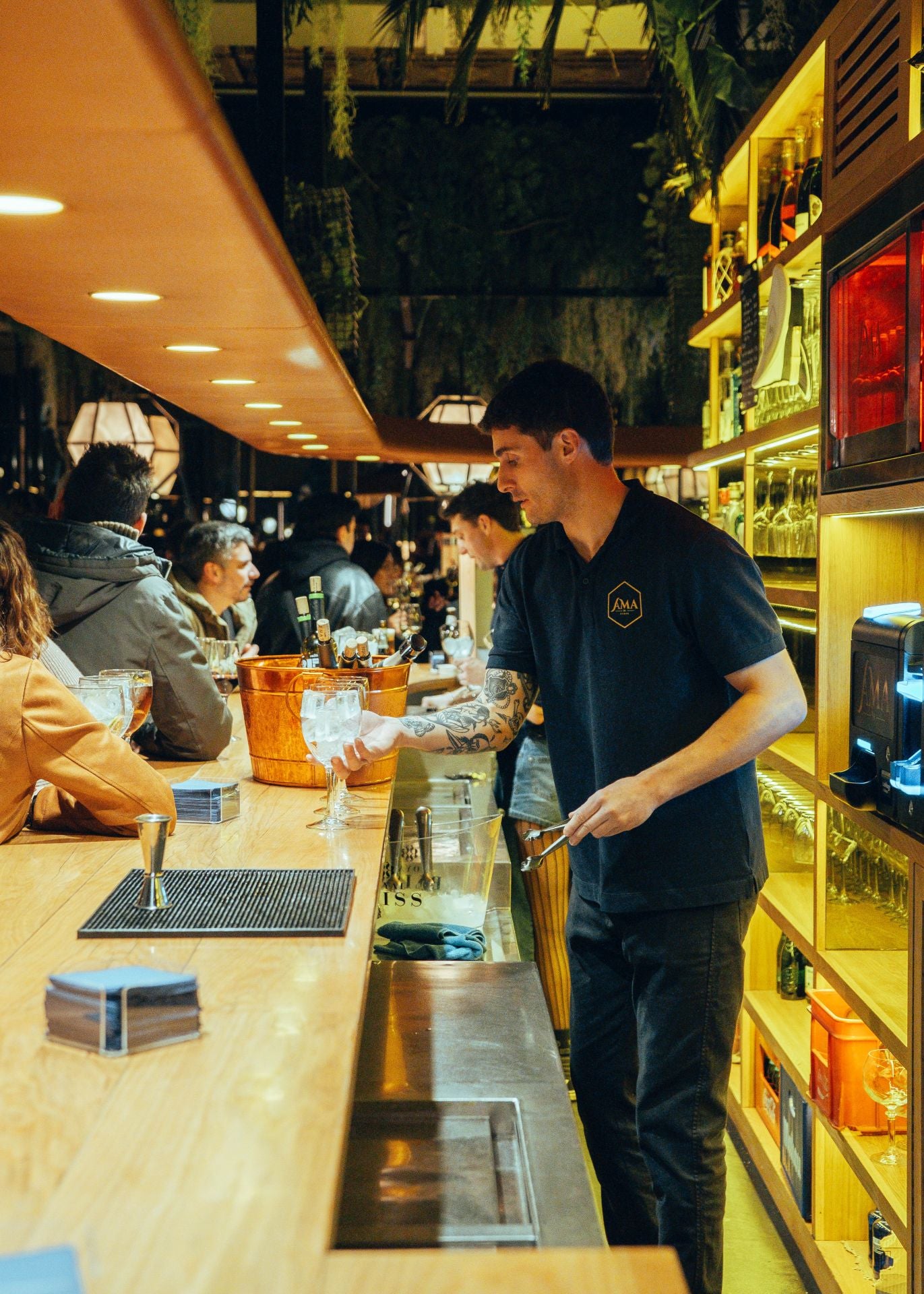 Los reyes del &#039;tardeo&#039; en Bilbao llevan el buen ambiente a su nuevo bar del centro