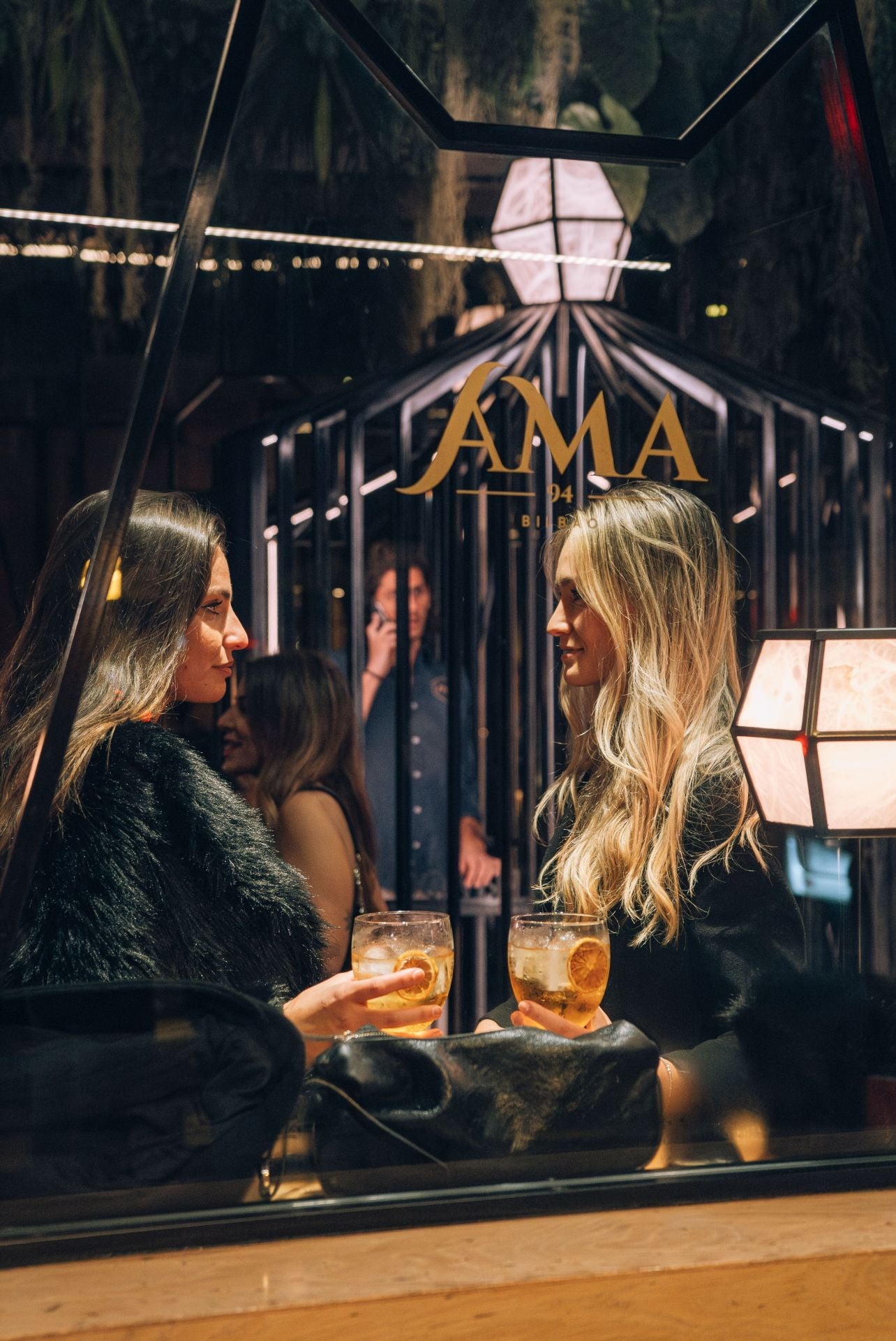 Los reyes del &#039;tardeo&#039; en Bilbao llevan el buen ambiente a su nuevo bar del centro