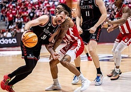 Zoran Dragic lleva el balón en la pista del Girona, que se impuso en la prórroga al Surne.