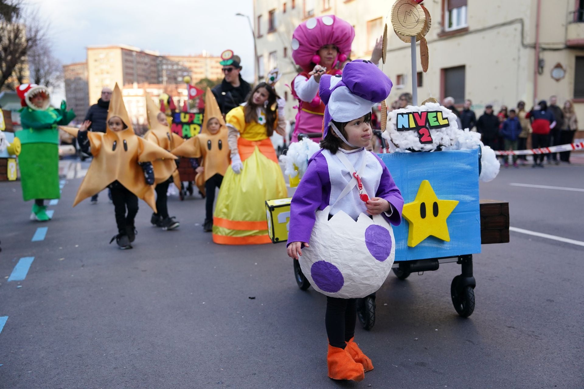 La gabarra, Mario Bros, yogures Danone... Barakaldo se llena de originales disfraces