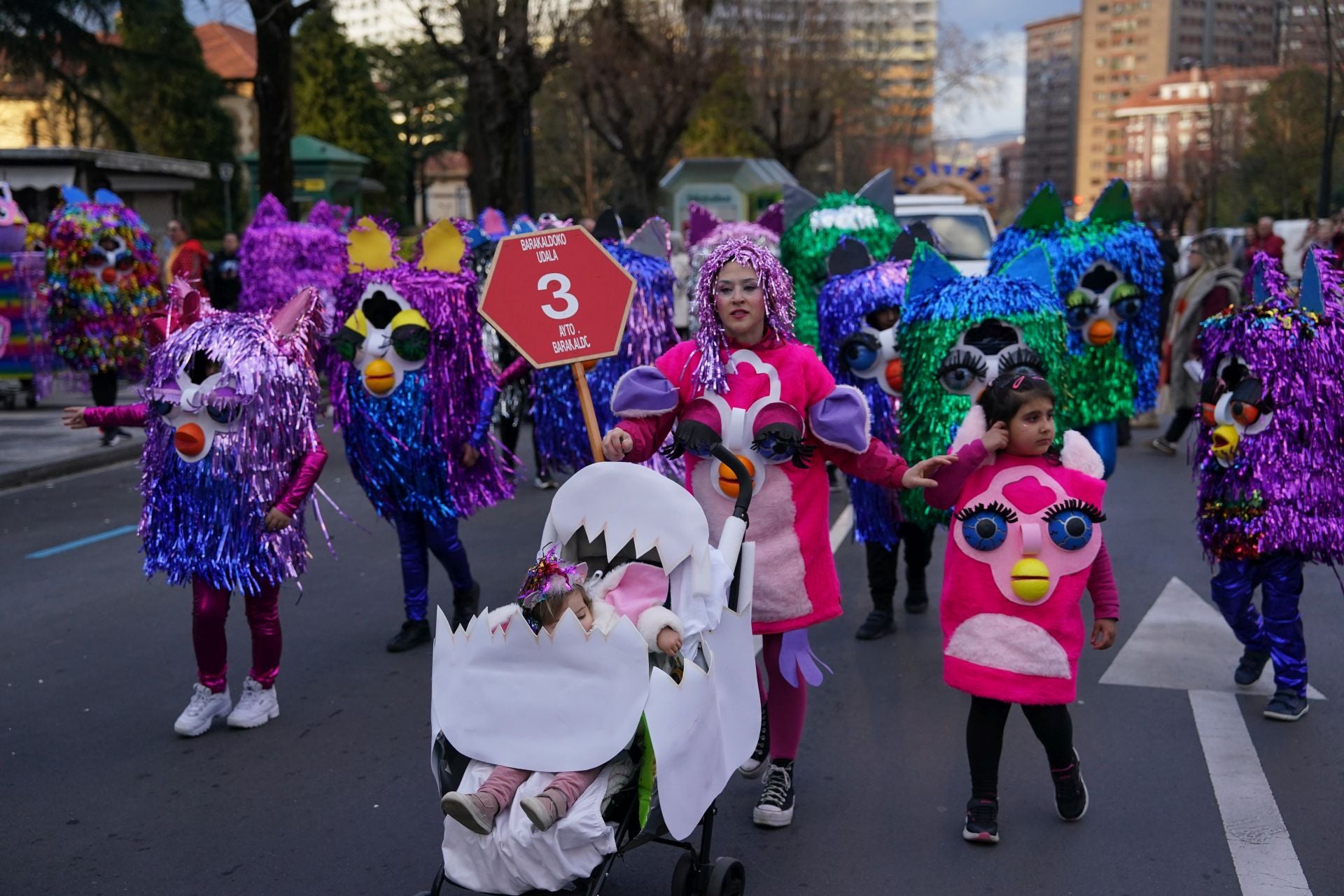 La gabarra, Mario Bros, yogures Danone... Barakaldo se llena de originales disfraces