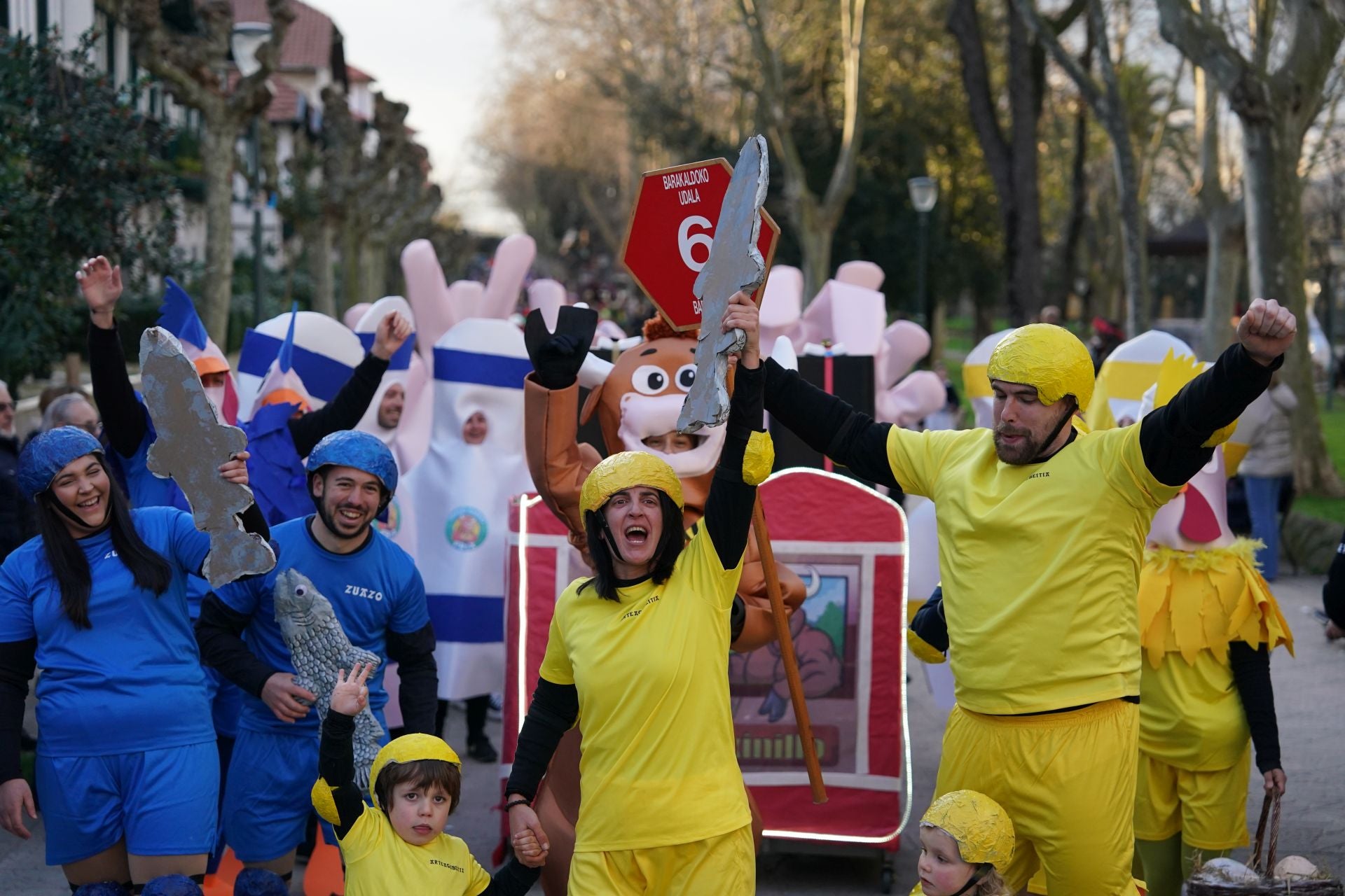 La gabarra, Mario Bros, yogures Danone... Barakaldo se llena de originales disfraces