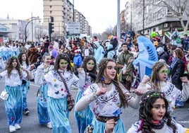 Las comparsas carnavaleras han llenado de color las calles de Vitoria