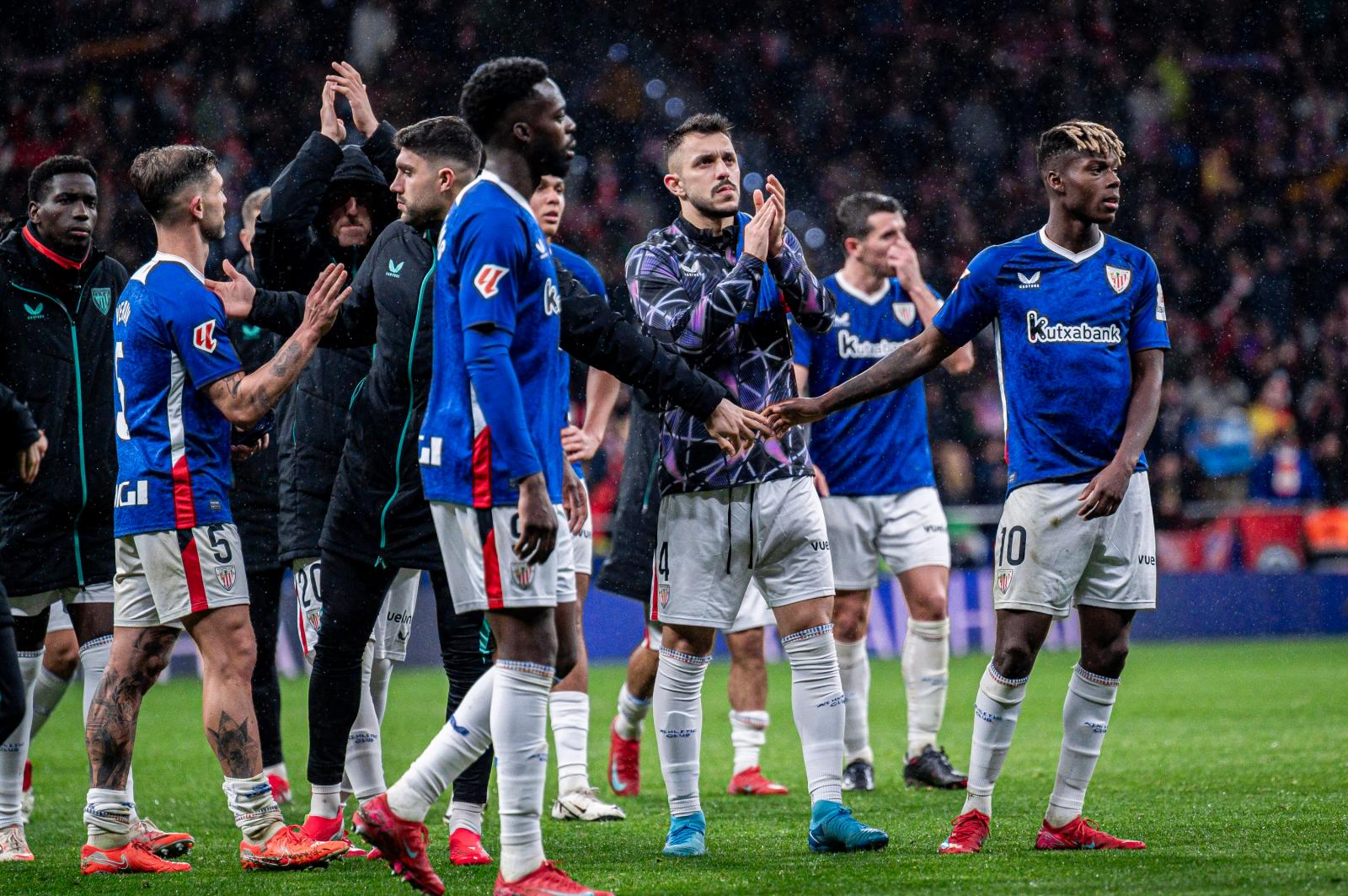 La plantilla aplaude a los athleticzales desplazados al Metropolitano.
