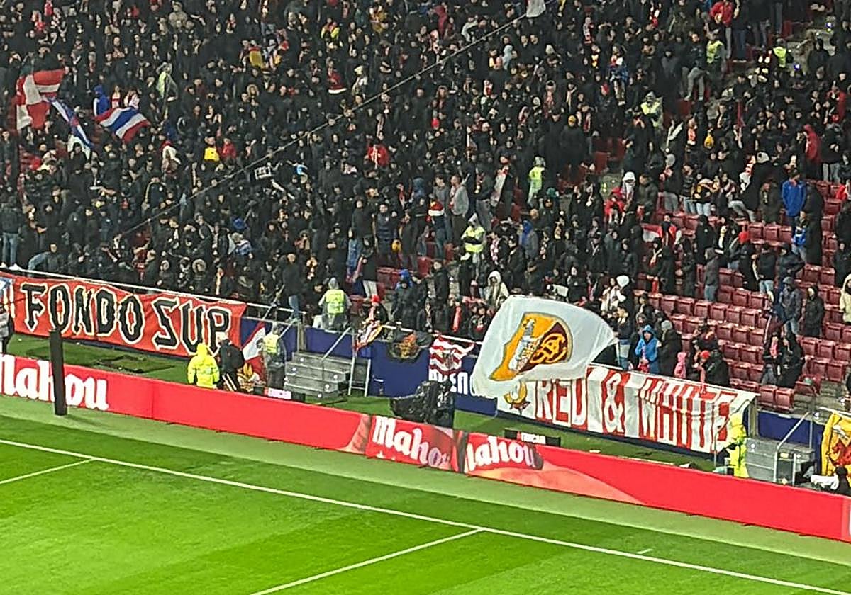 Bandera de la Roma en la zona del Frente Atlético.