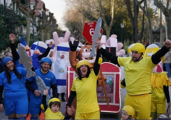 Los barrios de Arteagabeitita y Zuazo se enfrentan en el Grand Prix de Barakaldo con motivo del Carnaval.