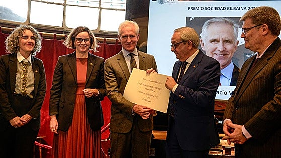 Juan Ignacio Vidarte recibe el premio de la Sociedad Bilbaina por su trayectoria