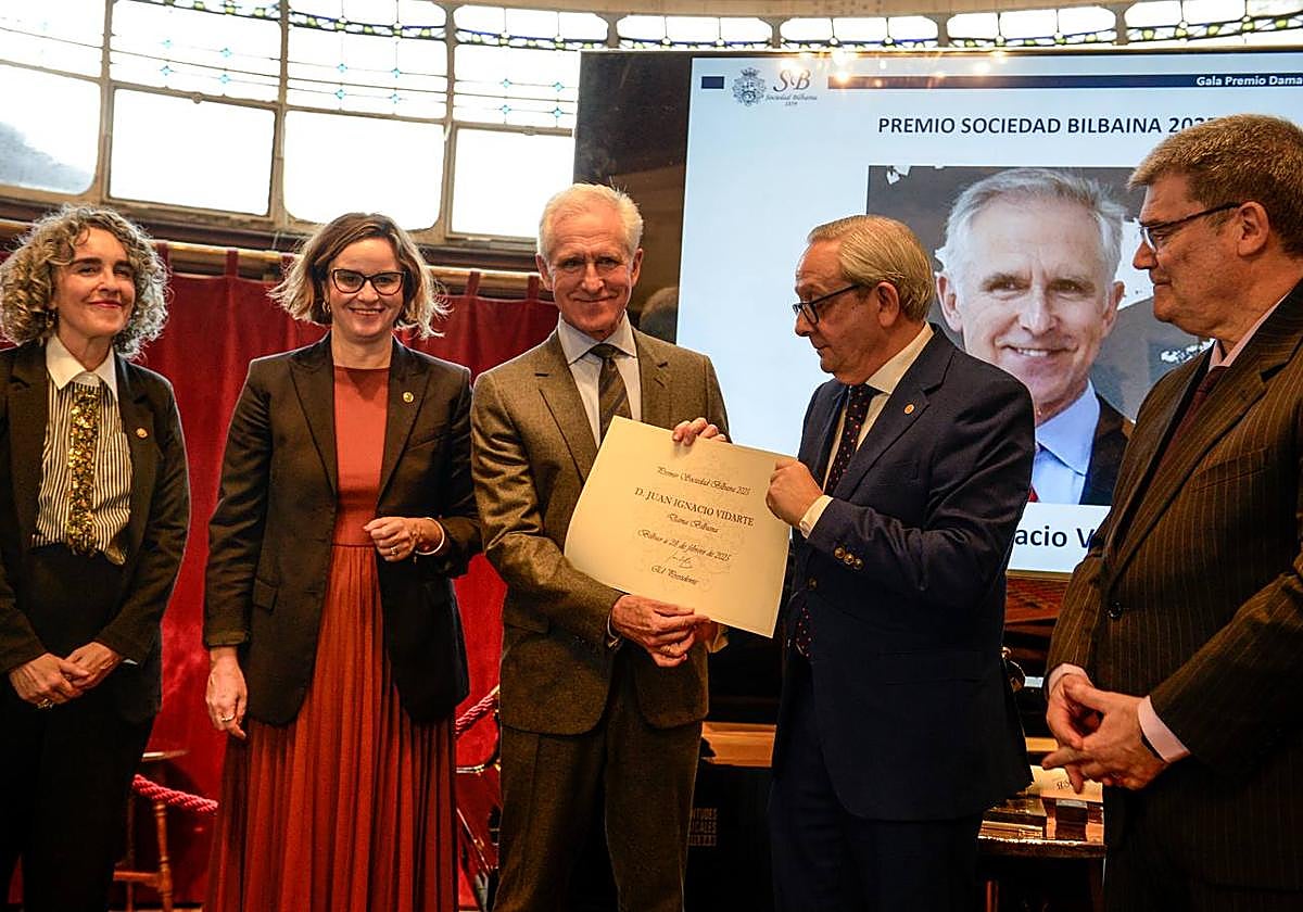Juan Ignacio Goiria entrega el premio a Juan Ignacio Vidarte, junto a Ibone Bengoetxea, Elixabete Etxanobe y Juan Mari Aburto.