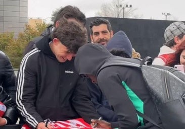 El curioso fan al que Nico Williams firma una camiseta