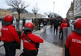 La Ertzaintza momentos antes del partido entre la Real Sociedad y el PAOK.