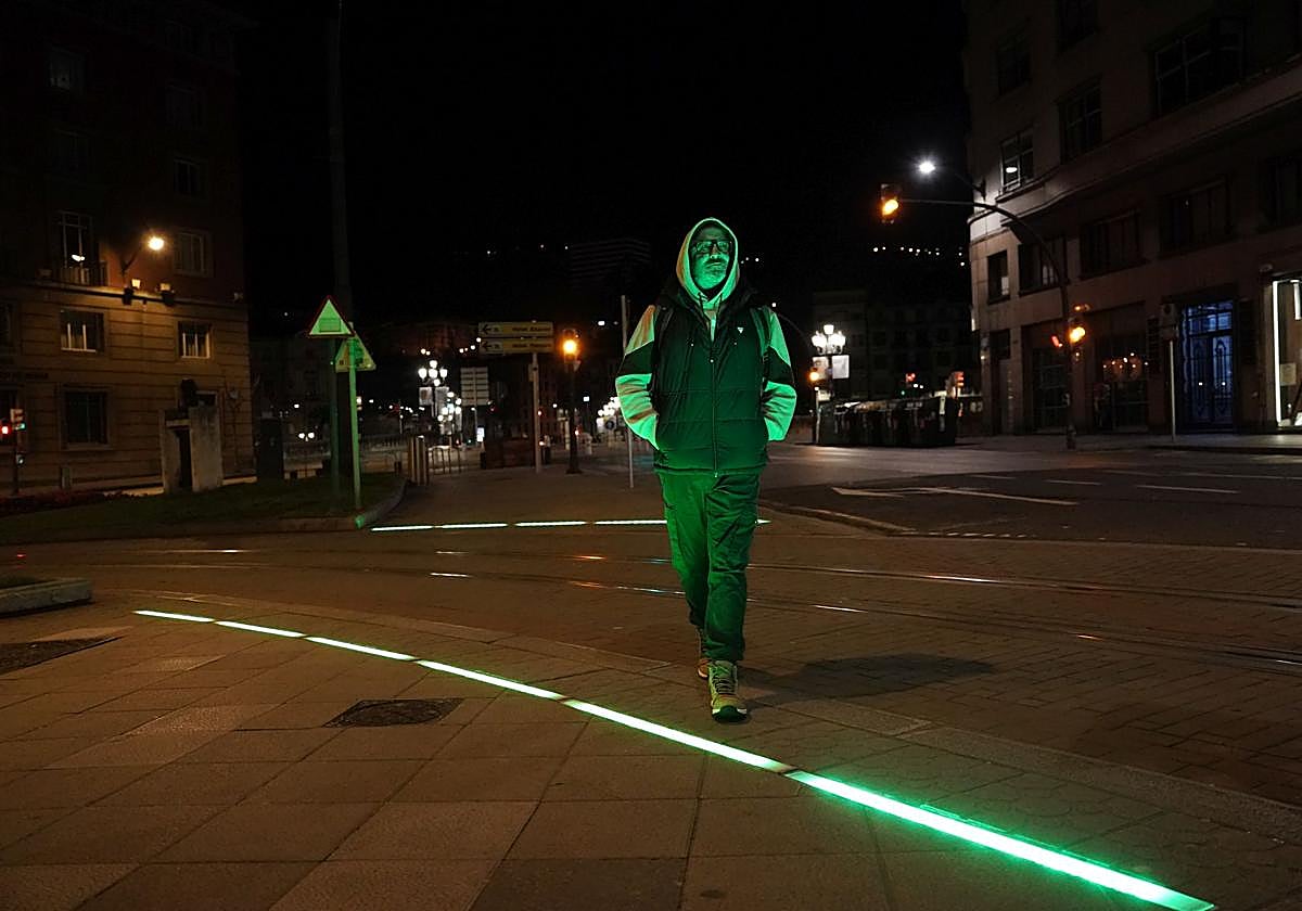Antimio, de camino al tren que le llevará a su trabajo en Ortuella.