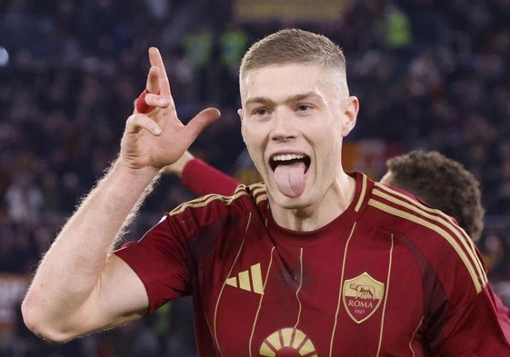 Dovbyk celebra el gol de la victoria de la Roma.