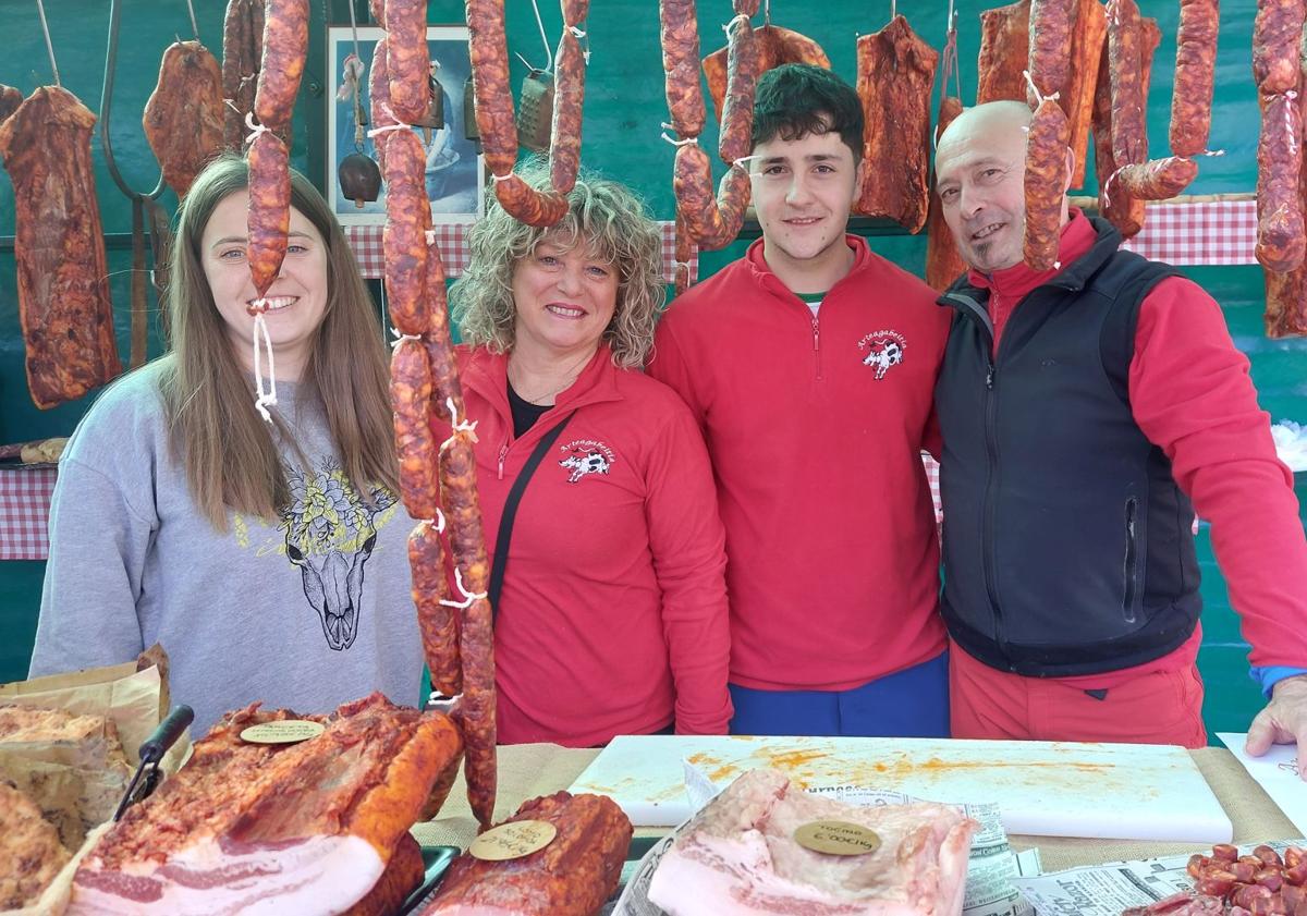 Imagen principal - El equipo de Carnicería Arteagabeitia; Leire Belaustegi y su hija Nahia, que han arrasado en los campeonatos de Euskadi de pastel vasco; y la familia de Pedro Correa, al frente del restaurante Mendiondo.