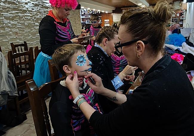 Muchas de las familias se maquillaron juntas.