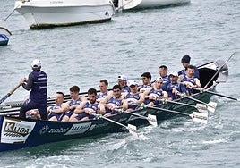 La tripulación de Urdaibai en pleno esfuerzo en la contrarreloj de Castro