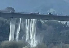 Aparatoso accidente de un camión cisterna en Asturias: un herido grave y una cascada de leche en la A-8