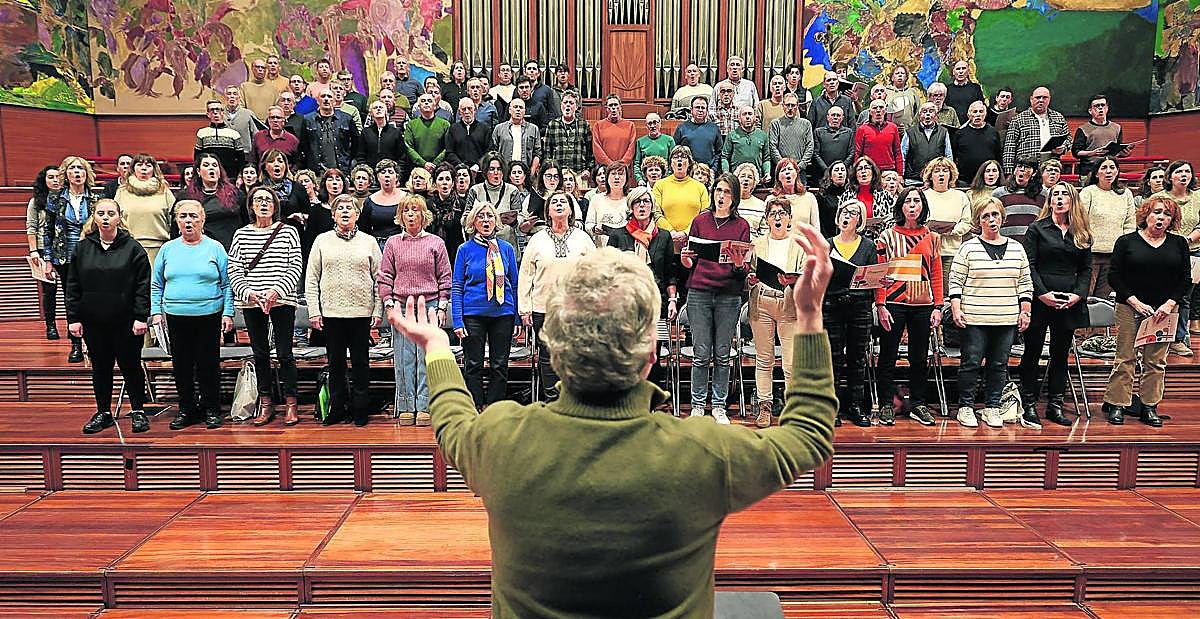 El coro de 120 entusiastas, que compartirán escenario con la Euskadiko Orkestra, en un ensayo a las órdenes de Gorka Miranda.