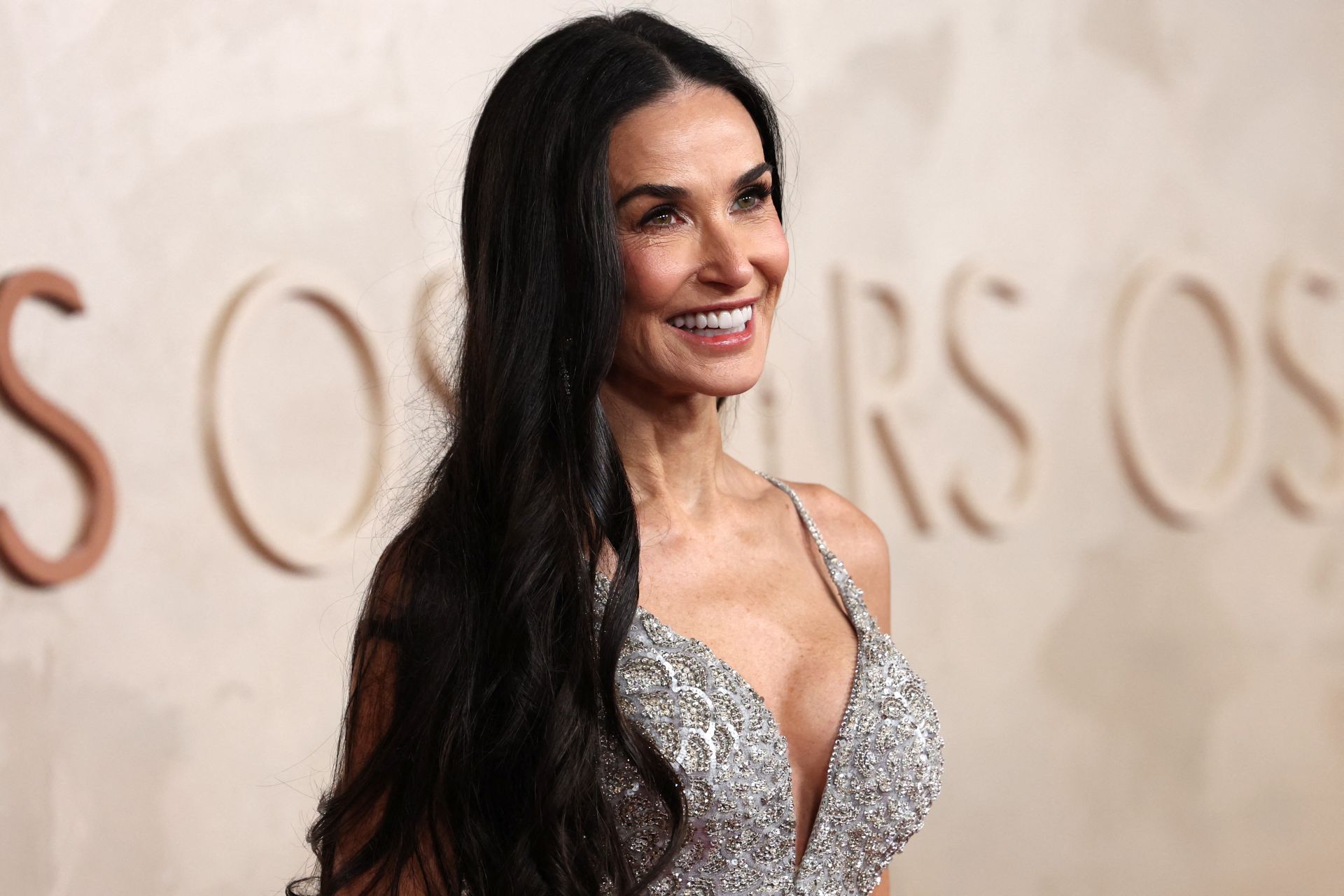 En cuanto al peinado, Demi Moore ha llevado una larga melena suelta con raya al medio y unas ligeras ondas.