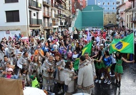 Al concluir el desfile gran parte de los 20 grupos participantes se reunieron en la plaza.