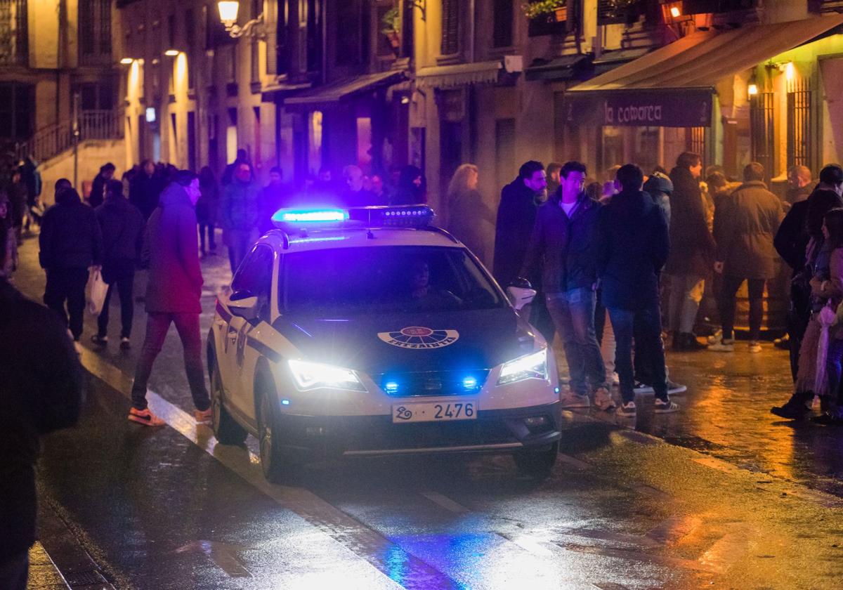 Una patrulla de la Ertzaintza en la calle Mateo de Moraza.