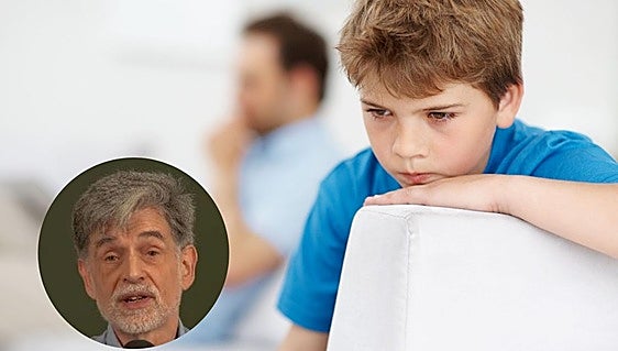 El pediatra Carlos González, a los padres que riñen a sus hijos: «Si un amigo viene a casa a jugar...»