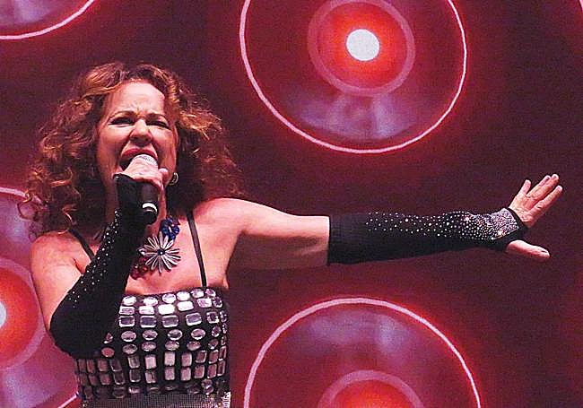 Vicky Larraz cantó cuatro piezas.