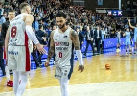 Sedekerskis tiende la mano a un Howard cabizbajo al final del partido