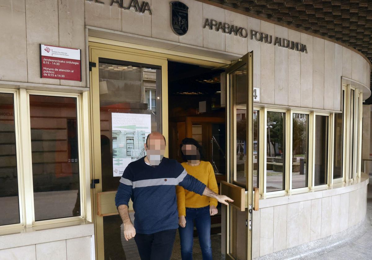 Dos trabajadores de la Diputación alavesa salen de las oficinas.