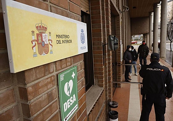 Punto de expedición del DNI provisional en la comisaría de la Policía Nacional de Vitoria.