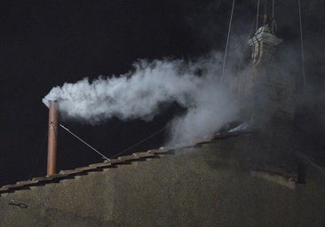El humo que informa del nuevo Papa: ¿qué es la fumata negra y qué es la fumata blanca?