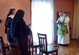 Dos de las monjas, en una liturgia celebrada en el restaurante que han abierto en Asturias.