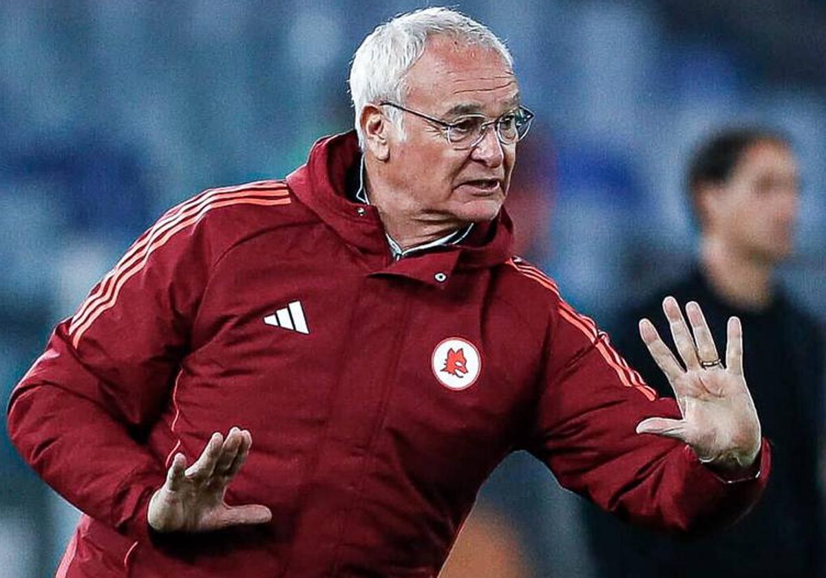 Claudio Ranieri da instrucciones a sus jugadores en el partido que la Roma jugó contra el Monza.