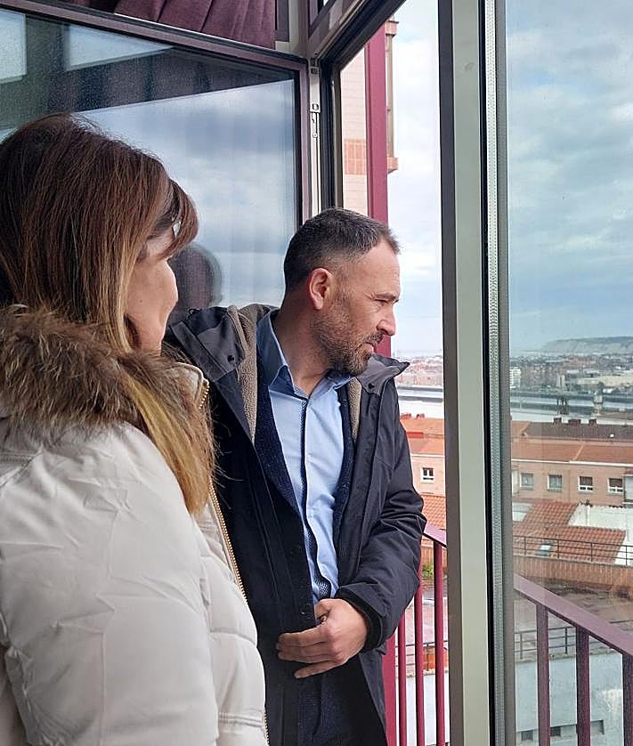 Imagen secundaria 2 - Imágenes del consejero de Vivienda, Denis Itxaso, y la alcaldesa, Ainhoa Basabe, durante la visita. Exterior de la cueva junto a la plaza 8M.