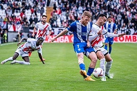 Carlos Vicente es empujado por Álvaro García en el partido de ida en Vallecas.