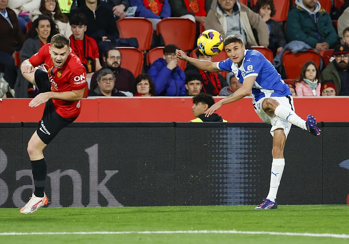 Tenaglia sortea a Lato y cuelga un balón al área en el partido contra el Mallorca, donde alcanzó el centenar de duelos en Liga con el Alavés.