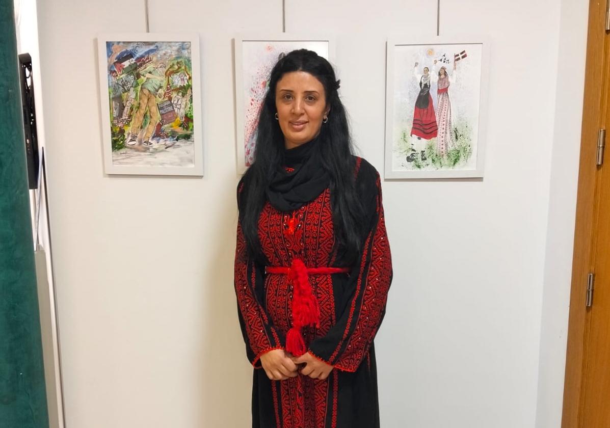 La artista Rouhaifa Kassem junto a sus obras