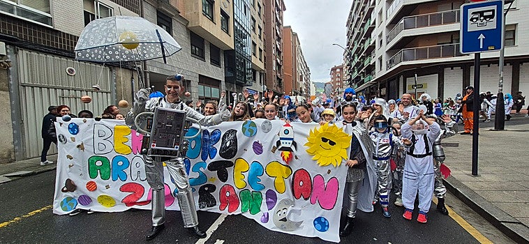El espacio ha dominado los disfraces de los escolares en Bermeo.